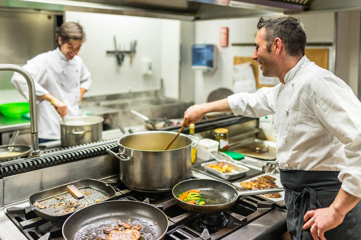 Twee koks in ons restaurant aan het werken.